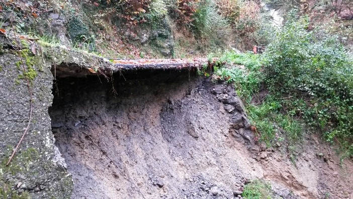 Borghetto d'Arroscia: frana sulla strada provinciale, parzialmente isolate le frazioni di Ubaga e Montecalvo Borghetto d'Arroscia: frana sulla strada provinciale, parzialmente isolate le frazioni di Ubaga e Montecalvo