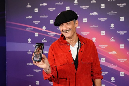Sanremo 2027, Fiorello lancia lo spoiler a sorpresa: "Una sera con Stefano De Martino ci sarà Brad Pitt"