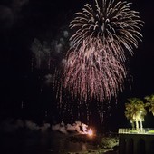 Raffiche di vento e mareggiata, Bordighera rinvia i fuochi d'artificio di Sant'Ampelio