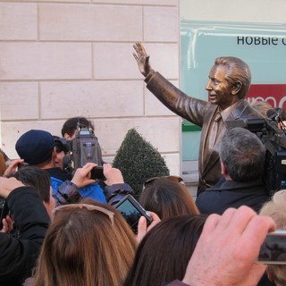 La statuta di Mike Bongiorno in via Escoffier