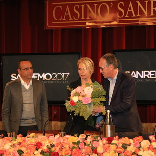 #Festival di Sanremo: ingresso da star per Maria De Filippi "Una proposta che per me è motivo d'orgoglio" #Festival di Sanremo: ingresso da star per Maria De Filippi "Una proposta che per me è motivo d'orgoglio"