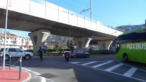 Imperia: Flixbus in avaria a causa di un guasto idraulico, sul posto la Polizia Municipale (foto)