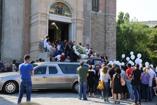 Imperia: una folla in lacrime ha dato l'ultimo saluto a Martina Cilli, i compagni di scuola hanno lasciato nel cielo una nuvola di palloncini bianchi