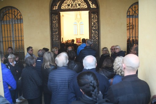 Sanremo: circa 300 persone per l'ultimo saluto a Orlando Dall'Ava alla chiesa di San Romolo (foto)