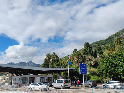 Ventimiglia, visita dei ministri italiani e francesi: no border protestano al confine