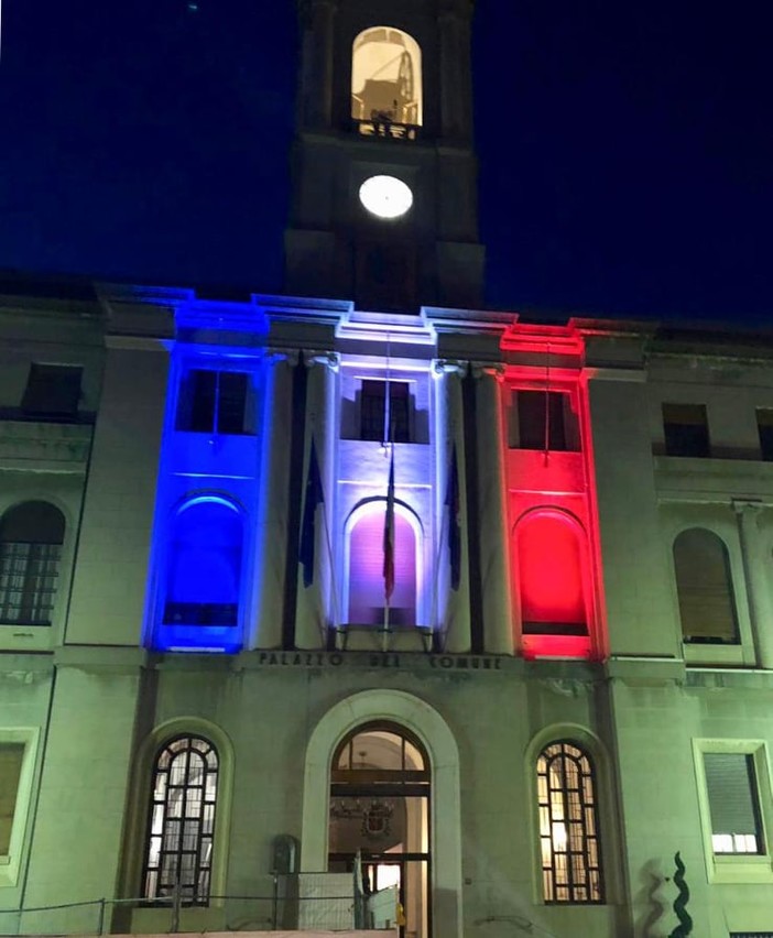 Imperia: scintille tra Roma e Parigi, illuminata con la bandiera francese la facciata del Comune (foto)