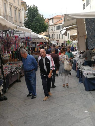 Imperia: commercianti furiosi per lo spostamento dei banchi alla Fiera di San Francesco "Deciso senza comunicazione", la replica "Fatto per questioni di sicurezza"