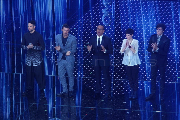 Iniziata la quarta serata di #sanremo2016: si comincia con le Nuove Proposte
