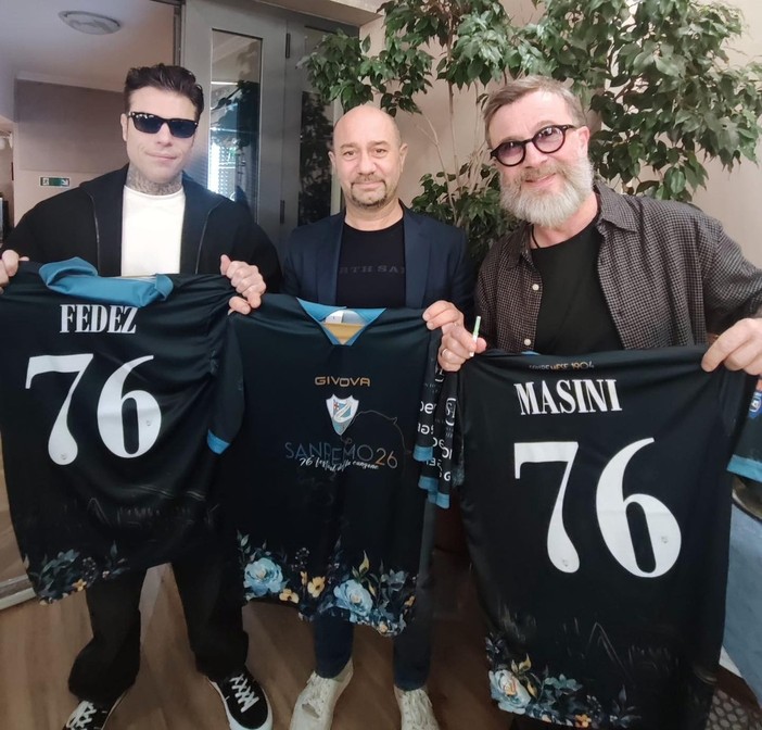 La Sanremese omaggia Fedez e Masini, consegnata la maglia celebrativa del Festival: “Generazioni a confronto, stessa maglia” La Sanremese omaggia Fedez e Masini, consegnata la maglia celebrativa del Festival: “Generazioni a confronto, stessa maglia”