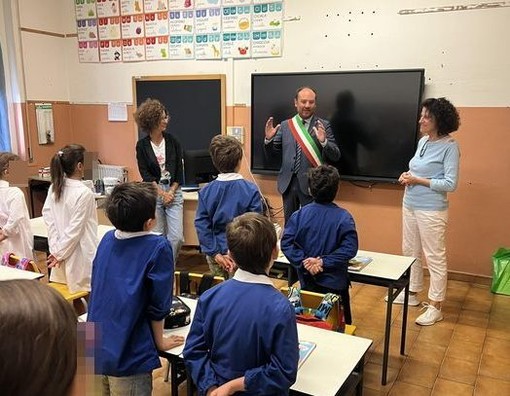 Ventimiglia, primo giorno di scuola: il sindaco Di Muro saluta gli studenti Ventimiglia, primo giorno di scuola: il sindaco Di Muro saluta gli studenti
