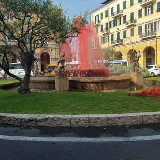 Imperia: ‘Giornata mondiale della donazione di sangue’, la fontana di piazza Dante si tinge di rosso Imperia: ‘Giornata mondiale della donazione di sangue’, la fontana di piazza Dante si tinge di rosso