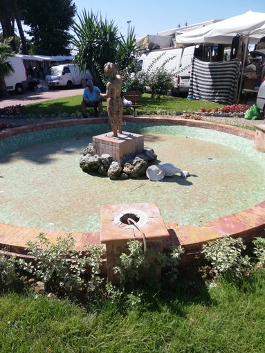 Ventimiglia: ennesimo atto vandalico ai danni della fontana del Putto, Scullino “Interverremo per metterla nuovamente a posto” Ventimiglia: ennesimo atto vandalico ai danni della fontana del Putto, Scullino “Interverremo per metterla nuovamente a posto”