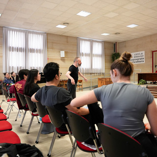 Il regista Alessio Pizzech incontra i giovani talenti del Norma Fantini Opera Contest: conclusa la prima masterclass teatrale