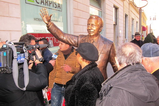 Discussione sulla statua di Mike Bongiorno sul nostro giornale: intervento di Massimo Novero Discussione sulla statua di Mike Bongiorno sul nostro giornale: intervento di Massimo Novero
