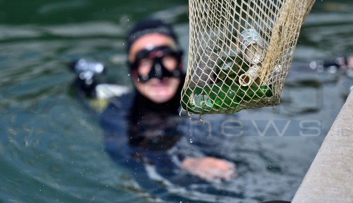 Sanremo: anche quest'anno l'operazione fondali puliti sul porto, tirati a terra rifiuti per 6 quintali (Foto)