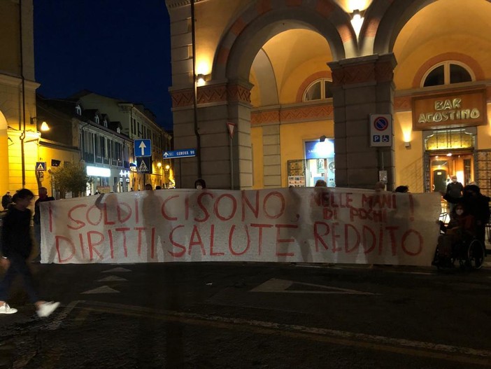 Imperia: flash mob dei militanti della Talpa e l'orologio: "Tassare i grandi patrimoni per fronteggiare l'emergenza economica" (Foto e Video)