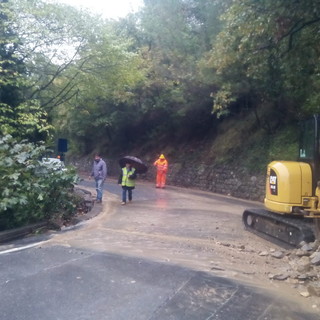 Imperia: frana in zona Sant'Agata, operai al lavoro per ripristinare la viabilità (foto e video) Imperia: frana in zona Sant'Agata, operai al lavoro per ripristinare la viabilità (foto e video)