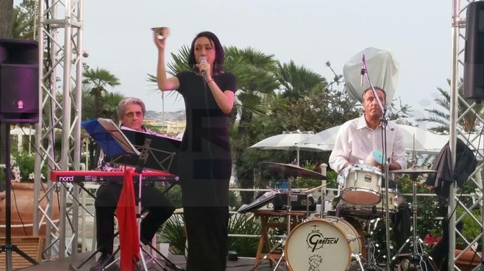 Folies Royal, la terza settimana di eventi al Royal Hotel di Sanremo: sette giorni pieni di spettacoli a bordo piscina Folies Royal, la terza settimana di eventi al Royal Hotel di Sanremo: sette giorni pieni di spettacoli a bordo piscina