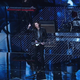 Hozier applauditissimo all'Ariston con la sua 'Take me to church'