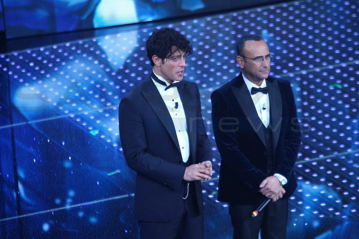 Garko e Ghenea fanno il loro ingresso sulle note di "Siamo la coppia più bella del mondo"