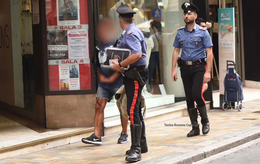 Sanremo: furto all'Ovs, due magrebini riescono a fuggire ma sono braccati dai Carabinieri