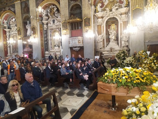 Folla per l'ultimo saluto a Franco Gatti: "Hai preso la chitarra e hai suonato per noi, grazie Franco" (Foto e Video)