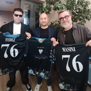 La Sanremese omaggia Fedez e Masini, consegnata la maglia celebrativa del Festival: “Generazioni a confronto, stessa maglia”