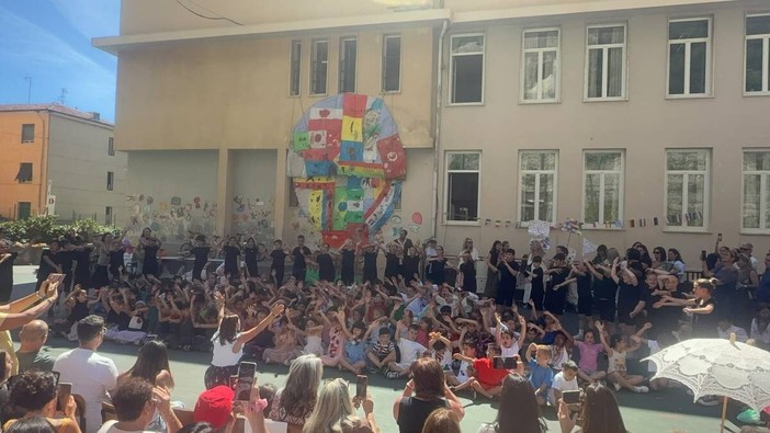 Roverino, grande successo per "Il giro del mondo in un pomeriggio" alla scuola primaria Roverino, grande successo per "Il giro del mondo in un pomeriggio" alla scuola primaria