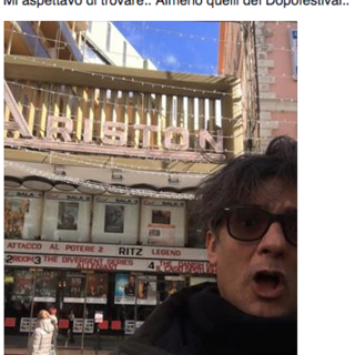 Sanremo: Fiorello posta le foto della città dei fiori e non manca di scattarsi un selfie al teatro Ariston