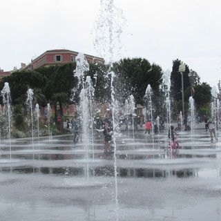 Sanremo: discussione sulla fontana in piazza Eroi, un lettore suggerisce uno spazio polifunzionale