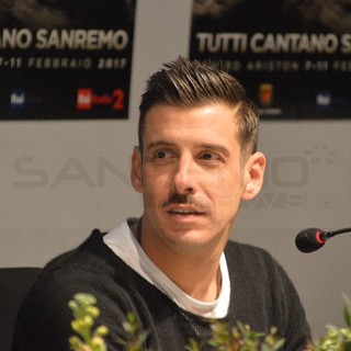 Il tutorial del balletto della scimmia direttamente dal Palafiori: è Gabbani show in Sala Lucio Dalla