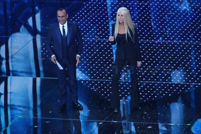 Virginia Raffele strepitosa in versione Donatella Versace