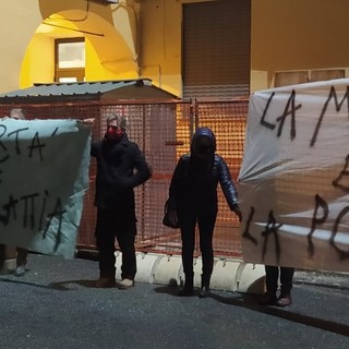 Imperia: dopo la distribuzione dei pacchi alimentari, flash mob della 'Brigata Girasole' in calata Cuneo (foto e video)