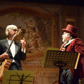 Applausi e magia al Teatro Salvini di Pieve di Teco: Freddy Colt incanta con “Mandolinology”