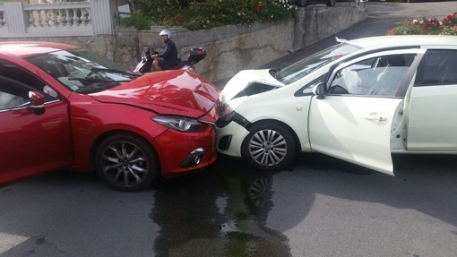 Sanremo: frontale tra due auto nel pomeriggio. Donna soccorsa dal fotografo de La Stampa Manrico Gatti