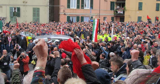 Enorme partecipazione oggi a Genova per i funerali di Don Gallo, le foto di Claudio Porchia