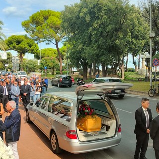 Diano Marina, folla commossa al funerale di Americo Pilati (foto)