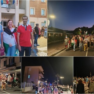 "Palestina libera, stop al genocidio": fiaccolata sul lungomare a Ventimiglia (Foto e video)