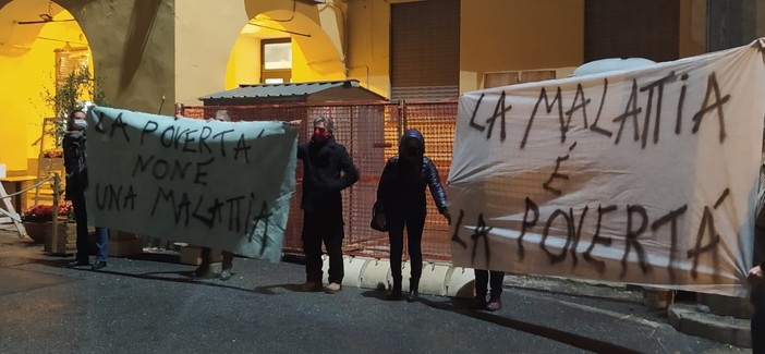 Imperia: dopo la distribuzione dei pacchi alimentari, flash mob della 'Brigata Girasole' in calata Cuneo (foto e video) Imperia: dopo la distribuzione dei pacchi alimentari, flash mob della 'Brigata Girasole' in calata Cuneo (foto e video)