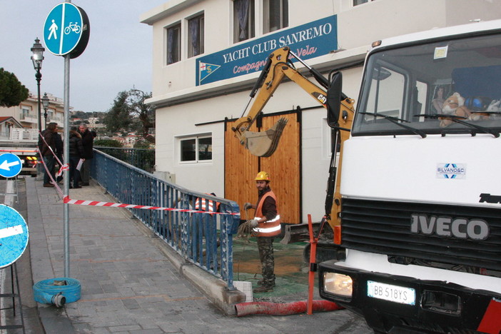 Sanremo: nuova falla nel sistema fognario, sopralluogo dell'assessore Fera Sanremo: nuova falla nel sistema fognario, sopralluogo dell'assessore Fera