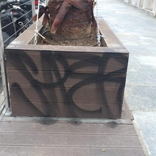 Diano Marina: a restyling appena completato, già imbrattato uno dei vasi della passeggiata. Za Garibaldi: "Mentecatti, loro distruggono e noi ricostruiremo vedremo chi vincerà”