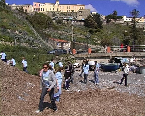 Ventimiglia: via al servizio della pulizia delle spiagge in vista della stagione balneare