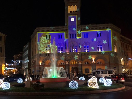 Imperia si illumina con l'accensione delle luminarie e della fontana di piazza Dante (foto e video)