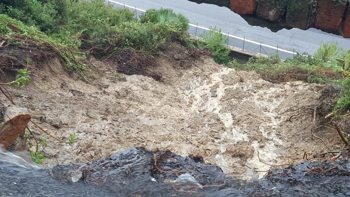 Allerta rossa sull'imperiese, frana su capo Berta, disagi per la viabilità (foto)
