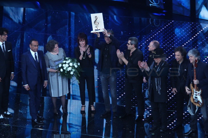 #Sanremo2016: gli Stadio con "La sera dei Miracoli" vincono la serata Cover #Sanremo2016: gli Stadio con "La sera dei Miracoli" vincono la serata Cover