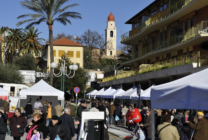 San Bartolomeo al Mare: il 2 e 3 febbraio, la simpatia di Bartolo alla Fiera della Candelora San Bartolomeo al Mare: il 2 e 3 febbraio, la simpatia di Bartolo alla Fiera della Candelora