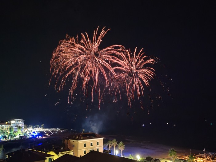Fuochi piromusicali a Ventimiglia per la festa di San Secondo Fuochi piromusicali a Ventimiglia per la festa di San Secondo