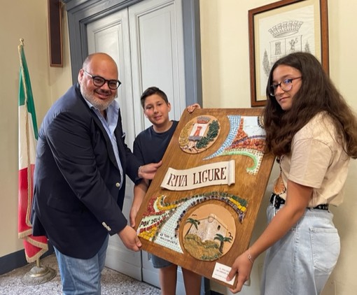 'Fuori Scuola': conclusa la tre giorni di eventi. Gli studenti consegnano due pannelli in ceramica ai Sindaci di Riva Ligure e Santo Stefano al Mare