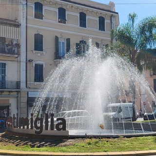 Zampilli d'acqua e scritta 'Ventimiglia': ripristinata la fontana di Largo Torino (Foto) Zampilli d'acqua e scritta 'Ventimiglia': ripristinata la fontana di Largo Torino (Foto)