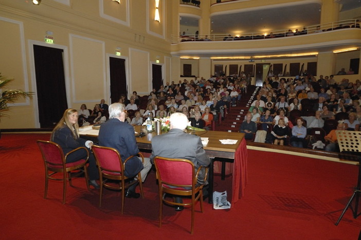 Teatro gremito per Vittorio Feltri ai Martedì Letterari con il suo libro “Buoni e cattivi”. Le pagelle con il voto ai personaggi conosciuti in 50 anni di giornalismo Teatro gremito per Vittorio Feltri ai Martedì Letterari con il suo libro “Buoni e cattivi”. Le pagelle con il voto ai personaggi conosciuti in 50 anni di giornalismo